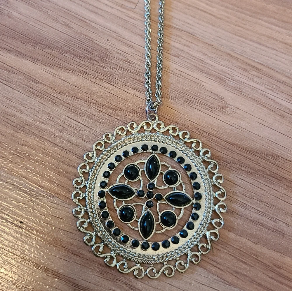 🌟 4/$20 Claire's Gold Colored Pendant Long Necklace - Picture 1 of 4
